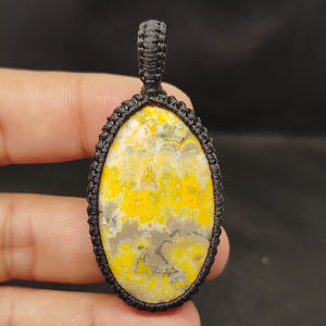 Colgante de Macramé Bohemia con Cabujón de Jaspe Bumblebee de Forma Ovalada - Product Image 1