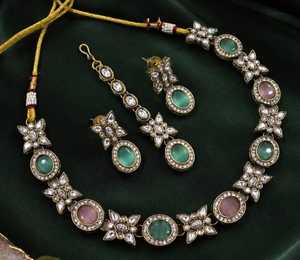 Conjunto de joyería Kundan de lujo con diamantes americanos y piedras en verde pastel y rosa, collar, aretes, Maang Tikka, conjunto nupcial para mujer - Product Image 1