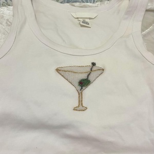 Blusa de mujer con bordado de cuentas y diseño floral hecho a mano, con detalles de lujo. - Product Image 4