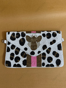 Bolso de mano tipo sobre con cuentas hecho a mano al por mayor para mujer, de lujo, con bordado de abeja y estampado de leopardo, para noche, diseño personalizado OEM - Product Image 1