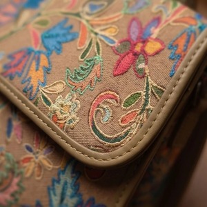 Bolso de mano con bordado Crewel de Cachemira — Taupe Multicolor Botánico - Product Image 5
