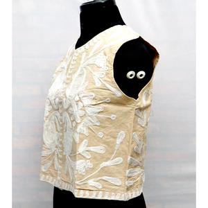 เสื้อกั๊กผ้าฝ้ายปักลายดอกไม้สไตล์โบฮีเมียนสำหรับผู้หญิงจาก WOODEN BLOCK CRAFT INDIA คอวี แขนกุด เป็นมิตรกับสิ่งแวดล้อม - Product Image 5