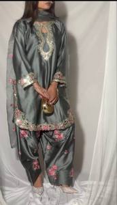 Lancement de nouveaux salwar kameez de créateur pour les occasions spéciales, en tissu satiné lourd Farshi, avec broderies et sequins, séchage rapide, toutes saisons. - Product Image 4