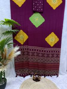 Sari Tradicional Shreeji Fashion con Diseño Bandhani Morado, Butti Amarillo Verde y Borde Bordado en Satén Crepé - Product Image 4