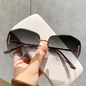 Gafas de Sol de Moda con Montura Irregular, Gafas de Sol de Lujo Brillantes con Diamantes Unisex de Alta Calidad para Mujer - Product Image 2