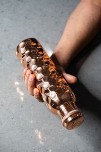 Elegante botella de cobre con líneas de diseño limpias que ofrece una apariencia moderna y premium para usuarios preocupados por su estilo de vida. - Product Image 6