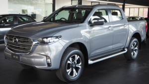 แผ่นบังแดดหน้าต่างรถยนต์ HIC วัสดุ PMMA  สำหรับ MAZDA BT50 (RG04) ปี 2020 ขึ้นไป  เข้ารูปพอดี 100% - Product Image 1