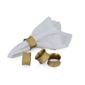 Ensemble de 4 anneaux à serviettes en laiton doré Royal, porte-serviettes en métal martelé de luxe pour mariage, banquet et décoration élégante de table. - Product Image 1