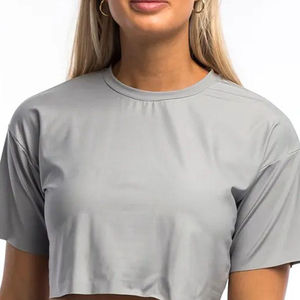 T-shirt court uni pour femme en tissu doux, vêtement décontracté d'été, fabrication sur mesure avec impression personnalisée - Product Image 3