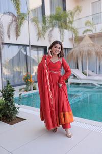 Collections de Salwar Kameez en Chanderi Mul, vêtements ethniques indiens, avec un riche travail de dentelle et de miroirs, pour les mariages et les événements festifs. - Product Image 4