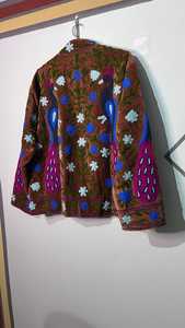 Chaqueta Suzani de Terciopelo Bordada a Mano con Diseño de Aves Indias, Estilo Boho, Chaqueta Suzani de Terciopelo con Diseño de Pavo Real Bordado - Product Image 2