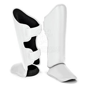 Espinilleras cómodas diseñadas para el entrenamiento, con correas flexibles, resistentes a los golpes y ajustables para un ajuste seguro. - Product Image 3