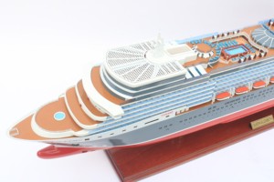 MS QUEEN ELIZABETH 2010 |   Coque grise |   Modèle de bateau de croisière britannique de luxe en bois artisanal, idéal pour les cadeaux d'affaires et la décoration intérieure - Product Image 4