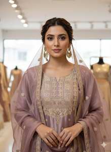 Ensemble Kurta Sharara élégant pour occasions festives avec broderies riches - Product Image 3