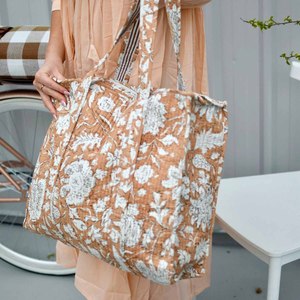Sac de plage grande capacité marron à motifs floraux en coton matelassé réversible, fourre-tout quotidien éthique fait main, sac de transport matelassé, vente en gros - Product Image 1