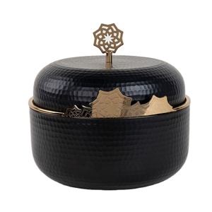 หม้อตุ๋นทรงเหลี่ยมสีดำหรูหรา ฝาปิดตกแต่งสวยงาม ฐานโลหะ เหมาะสำหรับงานเลี้ยงฉลองสมรส บุฟเฟ่ต์ งานจัดเลี้ยง โรงแรม และร้านอาหาร - Product Image 1