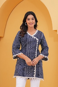 Hecha de tela de rayón de alta calidad y ultra suave, esta túnica ligera ofrece un caída elegante y máxima transpirabilidad. - Product Image 4