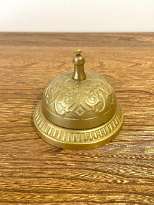 Cloche de service circulaire en laiton de style antique, plaquée or, avec motif en relief, pour hôtel et décoration intérieure - Product Image 1