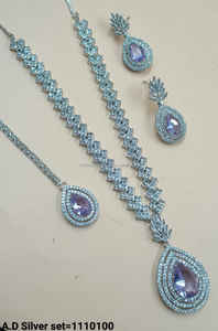 Parure de mariée classique américaine en diamant, collier et boucles d'oreilles deux pièces en laiton plaqué argent pour mariage, style classique et tendance - Product Image 4