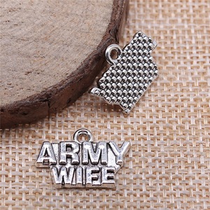 Colgante con letras 'Esposa del Ejército' 19x13mm de aleación de zinc en plata envejecida para llavero de esposa militar - Product Image 2