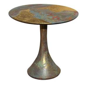 Mesa Auxiliar Decorativa de Metal con Patrón Floral Grabado y Acabado Antiguo para un Estilo Interior Tradicional - Product Image 1