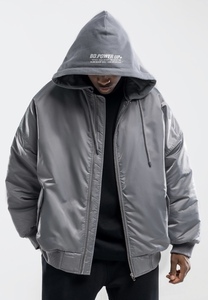 Blouson Bomber Varsity Unisexe Gris Uni Personnalisable avec Broderie sur le Devant, en Satin Écologique Respirant, Style Sportif Décontracté - Product Image 4