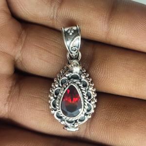 จี้เพชรพลอยธรรมชาติรูปทรงลูกแพร์ ยี่ห้อ NIKHIL GEMS พร้อมช่องเก็บของแบบซ่อน ดีไซน์วินเทจ สำหรับงานหมั้น ทำด้วยมือจากเงินแท้ 925 ชุบทอง/เงิน - Product Image 6