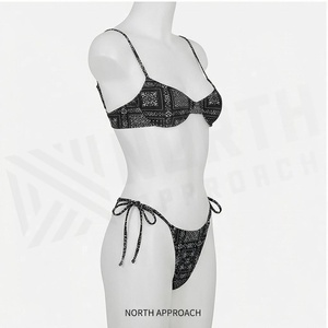 Ensemble bikini 2 pièces imprimé bandana noir pour femme avec bas de maillot string et haut bandeau, maillot de bain extensible - Product Image 3