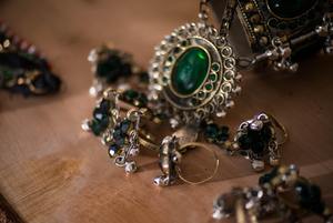 Magnifique bracelet à pampilles avec pièces afghanes, orné de plusieurs rangs de pièces et de délicates chaînes à maillons pour un style tribal spectaculaire. - Product Image 2