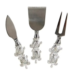 El acabado metálico pulido del juego de cuchillos para queso agrega un aspecto sofisticado y profesional a cualquier mesa de servicio. - Product Image 2