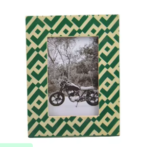 Cadre photo de luxe artisanal en résine, motif géométrique diamant vert et crème, incrustation d'os, art tribal élégant et décoratif - Product Image 3