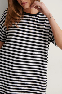 เสื้อยืดลายทางโอเวอร์ไซส์พรีเมียมสำหรับผู้หญิง ผ้าฝ้าย 100% แขนสั้น คอกลม ทรงหลวม ระบายอากาศได้ดี สวมใส่ได้ทุกฤดู - Product Image 5