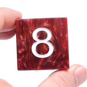 Dés à bords arrondis bleus translucides marbrés, personnalisables avec logo gravé, en résine acrylique plastique - Product Image 4