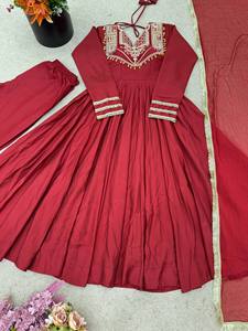 Robe longue romantique en soie brodée, taille naturelle, coupe ample, style vintage, idéale pour l'été, nettoyage à sec recommandé - Product Image 6