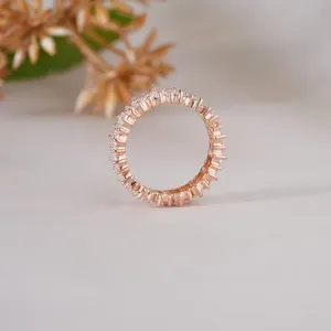 Magnifique bague éternité en or rose 14 carats avec moissanite taille baguette pour femme, élégant cadeau de bijoux pour anniversaire de mariage pour elle - Product Image 6