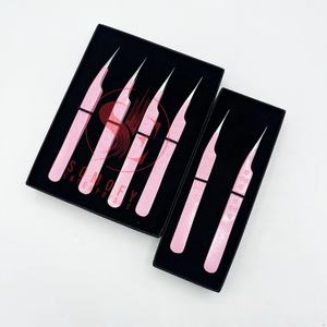 Pinzas de pestañas de acero inoxidable con etiqueta privada sostenibles personalizadas, punta de volumen de fibra con agarre de corazón Rosa famoso de alta calidad - Product Image 1