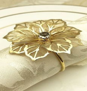 Anneau de serviette en or découpé au laser, motif floral complexe, avec une pierre centrale scintillante. Disponible aux prix de gros. - Product Image 1