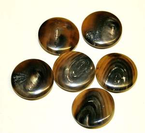 Bouton 100% poli en corne de buffle marron à quatre trous, imitation artisanale écologique de style antique, Uttar Pradesh, pour vêtements et décoration intérieure - Product Image 6