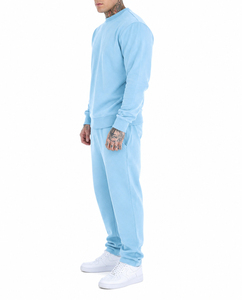 Ajuste cómodo y acabados de calidad. Diseño personalizado. Trajes deportivos para hombre hechos con tela premium y construcción duradera. - Product Image 4