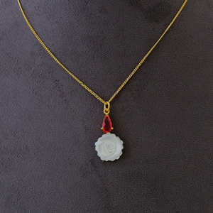 Pendentif sculpté à la main en nacre, collier bohème fleuri rose fuchsia, bijou plaqué or avec pierres précieuses délicates, cadeau pour elle - Product Image 2