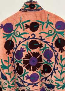 Eleva tu estilo con una chaqueta de terciopelo bordada de lujo, abrigo floral bohemio para mujer, abrigo corto hecho a mano con diseño Suzani para festivales. - Product Image 6