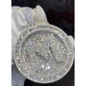 Pendentif rond exclusif Hip Hop avec sertissage de diamants de laboratoire entièrement incrustés et finition argentée - Product Image 5