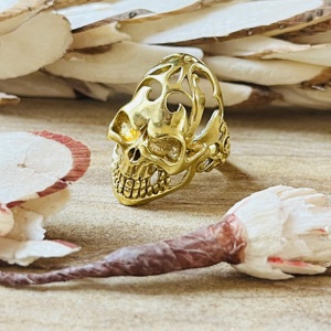 Bague Tête de Mort Tendance et Élégante, Bijou Gothique en Laiton pour Homme, Plaqué Or 18 carats, Motif Flamme Filigranée, Style Punk Biker, Pour Vente en Gros/OEM/ODM - Product Image 3