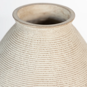 Jarrón de cerámica minimalista hecho a mano, decoración de mesa, superficie texturizada beige a precio económico. - Product Image 4