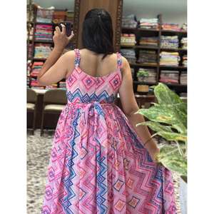 Robe longue éco-responsable lavable pour femme, style bohème imprimé, coupe trapèze, sans manches, col en V, taille naturelle, décontractée pour l'été - Product Image 4