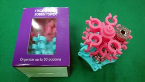 Torre de Almacenamiento de Bobinas AA0232 Bobbin Saver Stack |   Anillos Rosados de Plástico para Guardar Bobinas con Inserciones Metálicas para Máquinas de Coser - Product Image 4