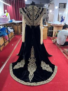 Kaftan noir brodé à la main - Product Image 2