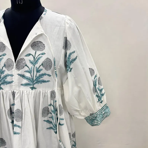 เดรสลำลองผู้หญิงผ้าฝ้ายทอลายดอกไม้ แขนทรงบอลลูน เอวทรงเอ็มไพร์ ทรงเบบี้ดอลล์ คอวีทรงโอเวอร์ไซส์ ทรงหลวม - Product Image 3