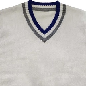 Pull en tricot blanc à col en V avec bordure rayée bleue et grise - Product Image 3