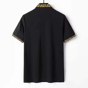 Polo de manga corta negro para hombre con cuello y puños con estampado dorado, estilo casual de punto. - Product Image 2